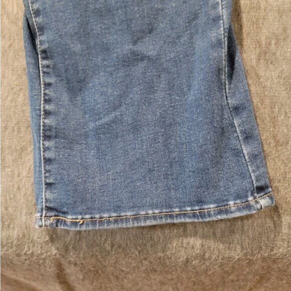 Levis Jeans Womens 32x30 Blue Medium Wash Low Rise Curvy Bootcut - Picture 6 of 9